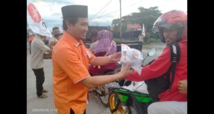 PKS Menyapa, Ketua PKS Lampung Berbagi Takjil di Lampung Tengah