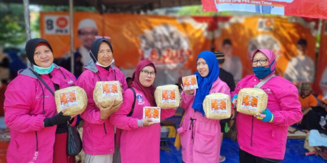 Tebar Ratusan Ribu Paket Kurban, Komunitas Ojek Wanita Berharap PKS Jatim Terus Perjuangkan Masyarakat Kecil