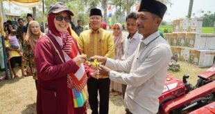 Legislator PKS Sefty Yuslinah Bersama Gubernur Bengkulu Bagikan Alsintan