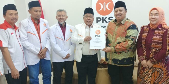 Dapat SK dari DPP PKS untuk Maju Cakada Jombang, Warsubi: Kita Berjuang Bersama untuk Masyarakat