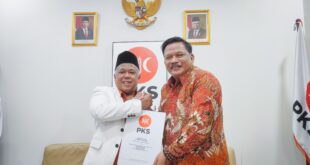 Ketua PKS Jatim Serahkan SK DPP, Usung Marhaen Djumadi dan Slamet Junaidi untuk Cakada Nganjuk dan Sampang